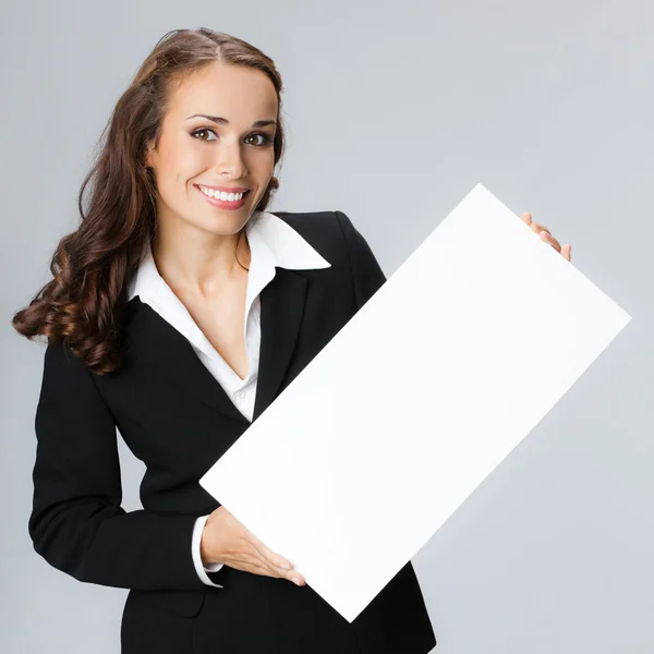 Geschäftsfrau mit Schild, auf grau — Stockfoto