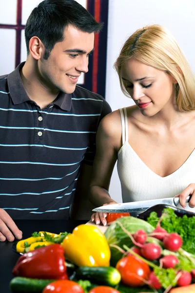 Giovane attraente felice coppia sorridente cucinare in cucina — Foto Stock