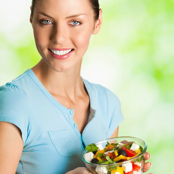 Mujer sonriente con ensalada, al aire libre — Foto de Stock