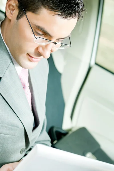 Geschäftsmann arbeitet mit Laptop im Auto — Stockfoto