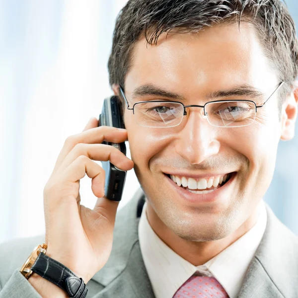 Homme d'affaires avec téléphone au bureau — Photo