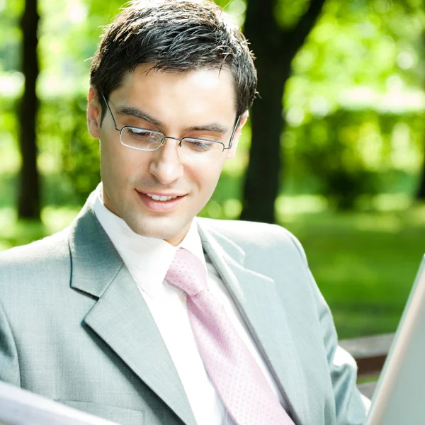 Empresario trabajando con portátil, al aire libre — Foto de Stock