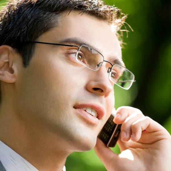 Homme d'affaires avec téléphone portable à l'extérieur — Photo