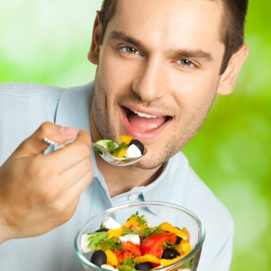 Salata, açık ile neşeli gülümseyen adam portresi