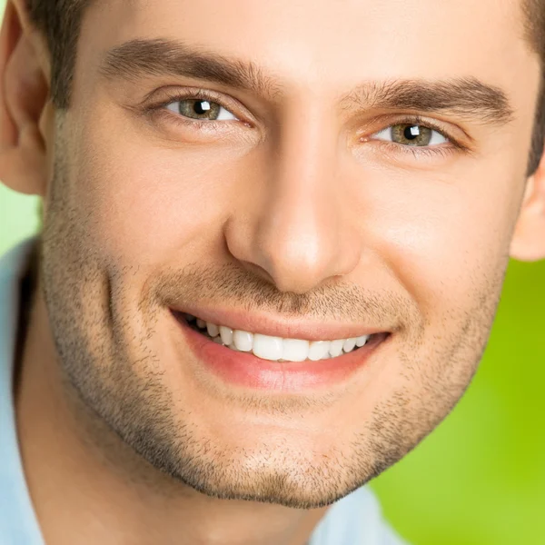 Portrait of smiling man, outdoor — Stock Photo, Image