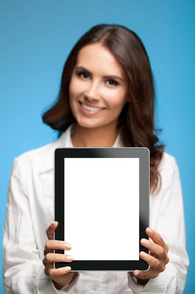 Zakenvrouw weergegeven: lege tablet pc, op blauw — Stockfoto