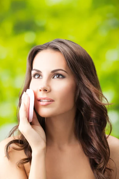 Woman cleaning skin by cotton pad, outdoors — Stock Photo, Image