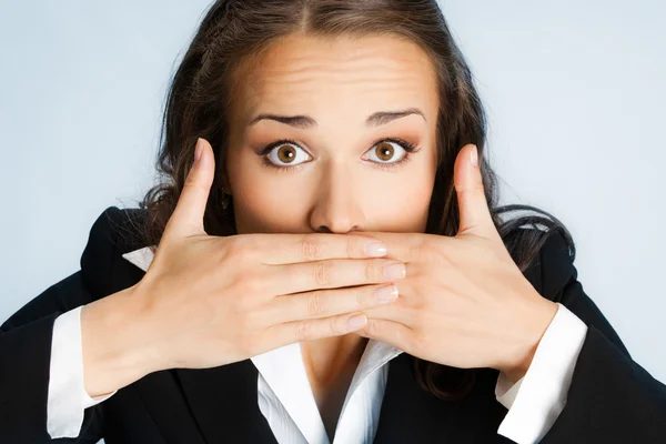 Geschäftsfrau bedeckt Mund, über blau — Stockfoto