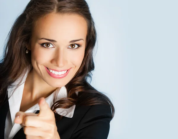 Business woman pekande finger på viewer, över blå — Stockfoto