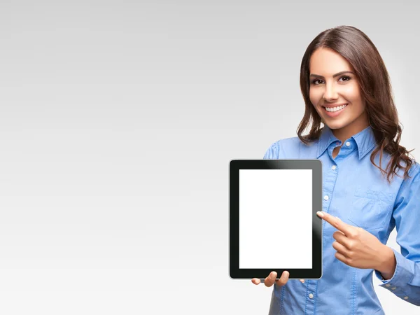 Donna d'affari che mostra tablet pc vuoto, su grigio — Foto Stock