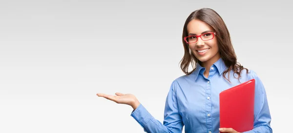 Zeigt Geschäftsfrau mit roter Mappe, auf grau — Stockfoto