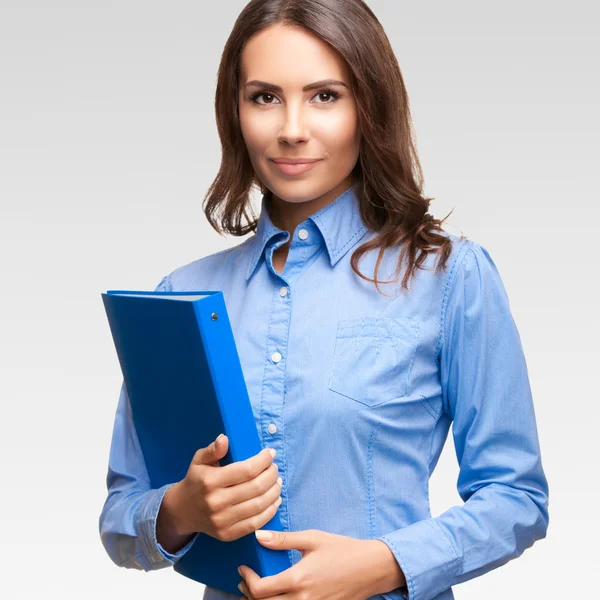 Бізнес-леді з синьою текою, проти сірого — стокове фото