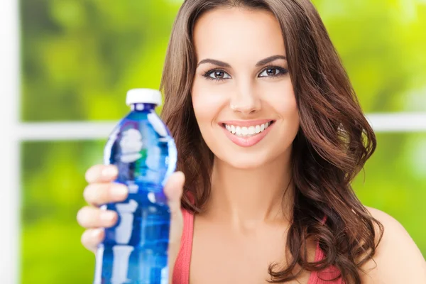 Jeune femme avec bouteille d'eau, à l'extérieur — Photo