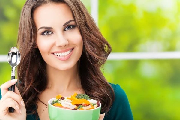 Mujer sonriente con ensalada, al aire libre — Foto de Stock