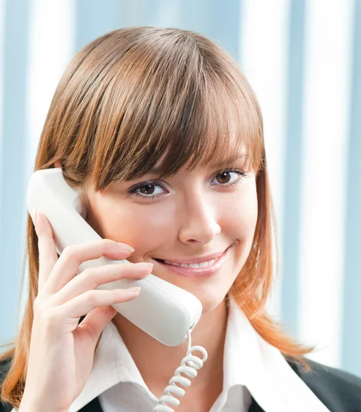 Giovane donna con telefono, in ufficio — Foto Stock