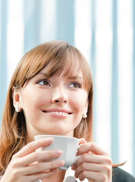 Donna d'affari con tazza di caffè in ufficio — Foto Stock