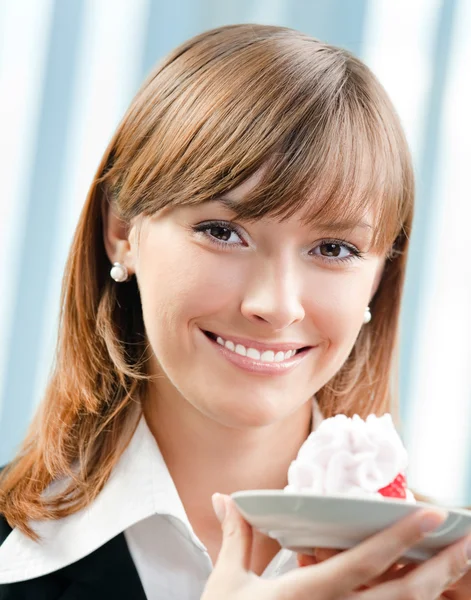 Усміхнена бізнес-леді з тортами в офісі — стокове фото
