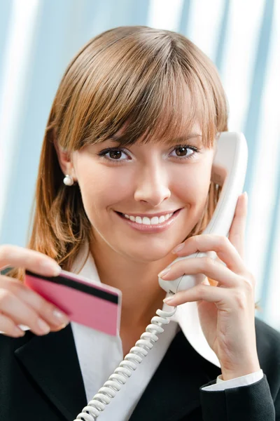 Femme d'affaires avec téléphone et carte de crédit — Photo