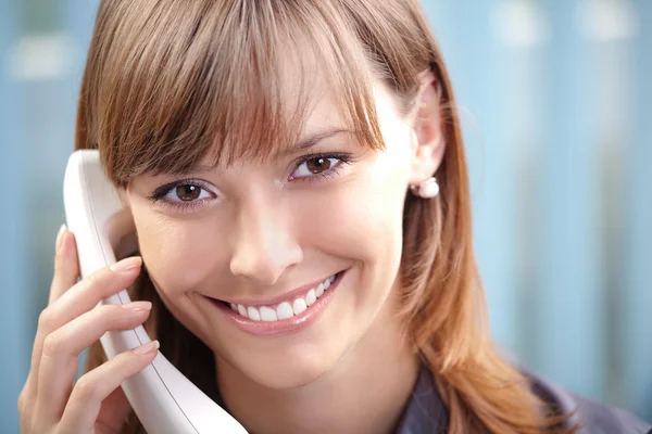 Mujer joven con teléfono, en la oficina — Foto de Stock