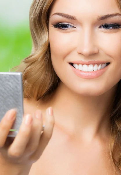 Mulher sorridente com maquiagem escova, ao ar livre — Fotografia de Stock