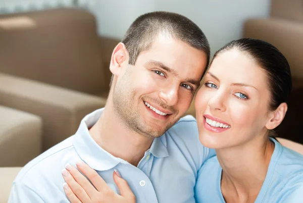 Jovem feliz sorrindo casal atraente em casa — Fotografia de Stock