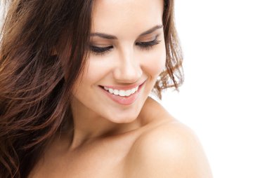 beyaz üzerine güzel bir kadın portresi