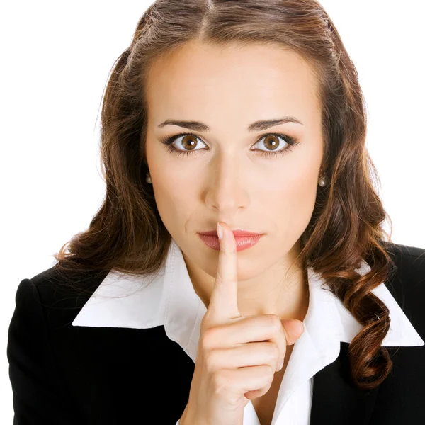 Portret van jonge ernstige zakenvrouw houden vinger op haar lippen en vragen om te zwijgen, geïsoleerd — Stockfoto