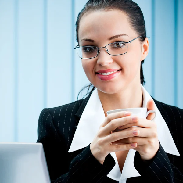 Donna d'affari con caffè in ufficio — Foto Stock