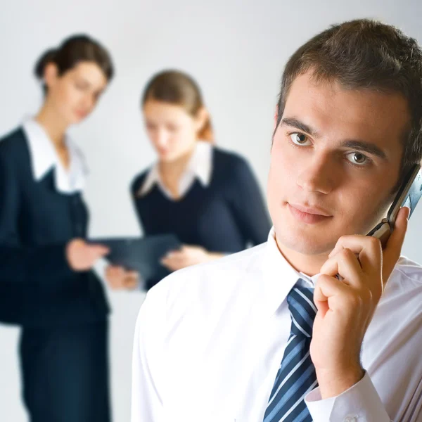 Jeunes gens d'affaires au bureau — Photo