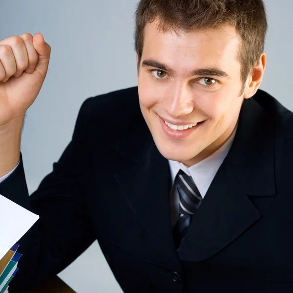 Allegro sorridente studente felice o giovane uomo d'affari — Foto Stock