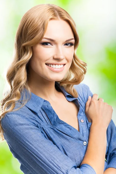 Gelukkige vrouw met lang haar, buiten — Stockfoto