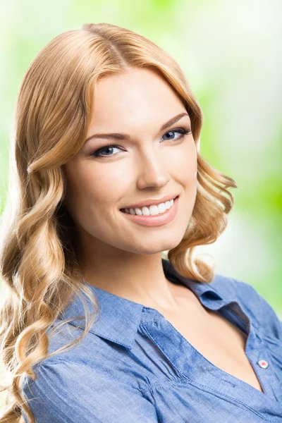 Mulher feliz com cabelo comprido, ao ar livre — Fotografia de Stock