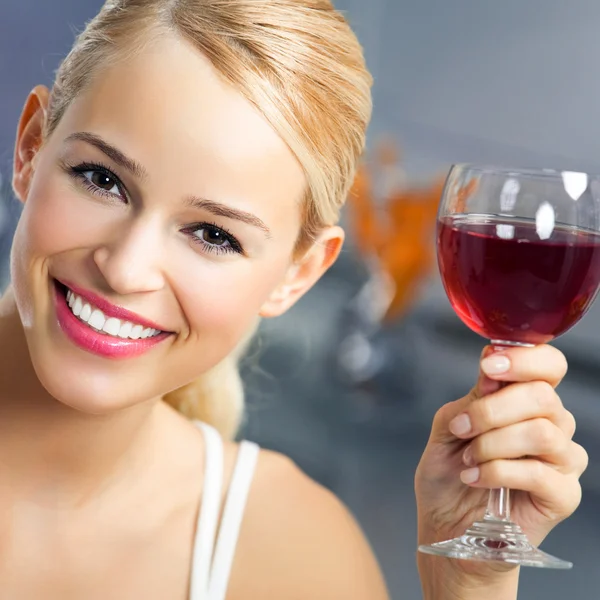 Donna con bicchiere di vino rosso — Foto Stock