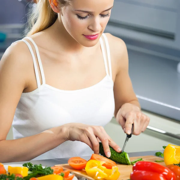 Smiling woman making salad — Stock Photo, Image
