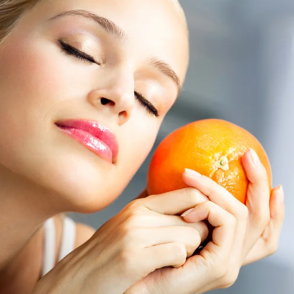 Jovem mulher bonita com laranja — Fotografia de Stock