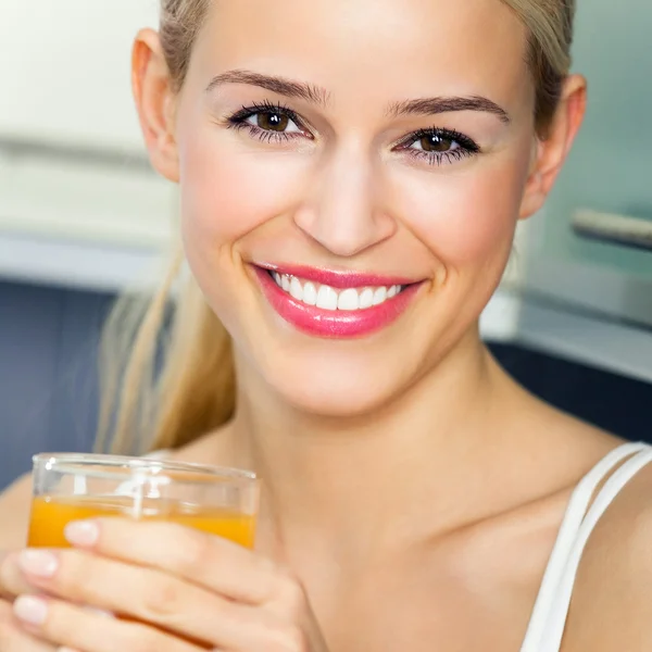 Χαρούμενα γυναίκα με χυμό πορτοκάλι — Φωτογραφία Αρχείου