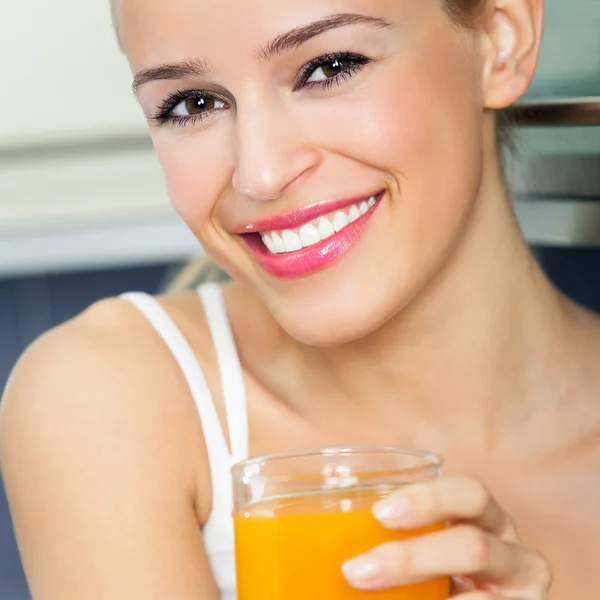 Веселая женщина с апельсиновым соком — стоковое фото