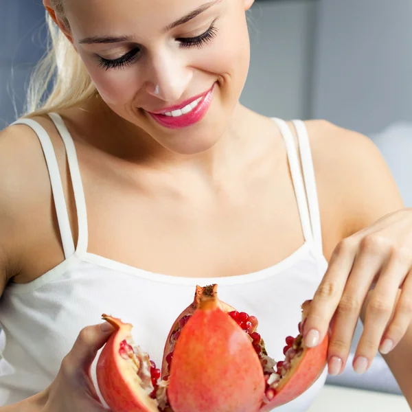 Giovane donna con melograno — Foto Stock