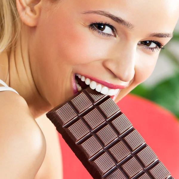 Mulher comendo chocolate em casa — Fotografia de Stock