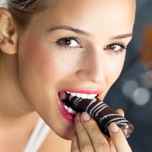 Fröhliche Frau isst Kuchen — Stockfoto