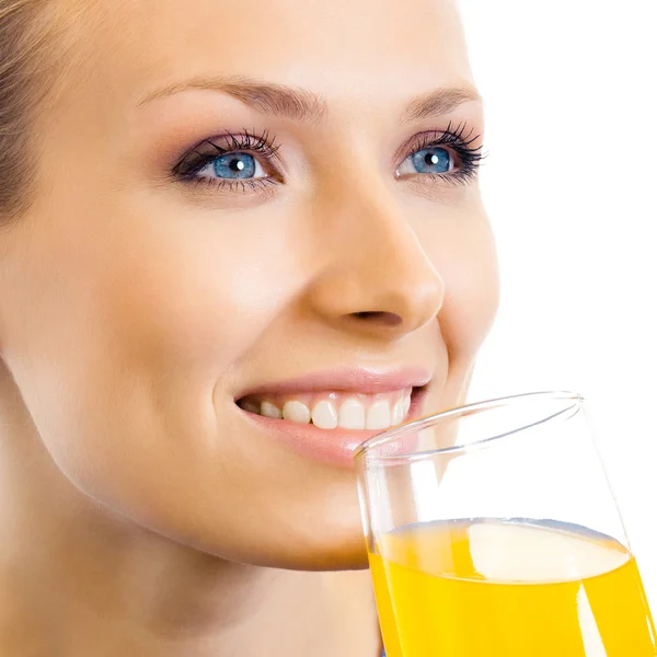 Mujer bebiendo jugo de naranja, sobre blanco — Foto de Stock