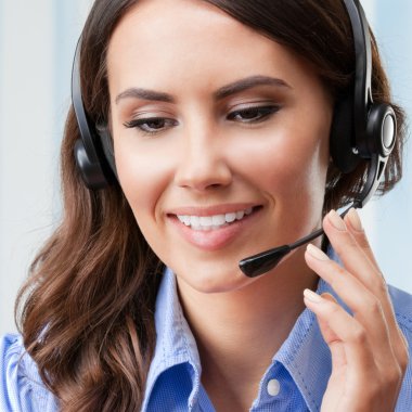 Destek telefonu operatörü, işyerinde