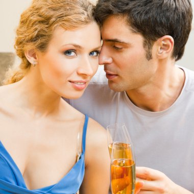 Şampanyalı kutlama Çift