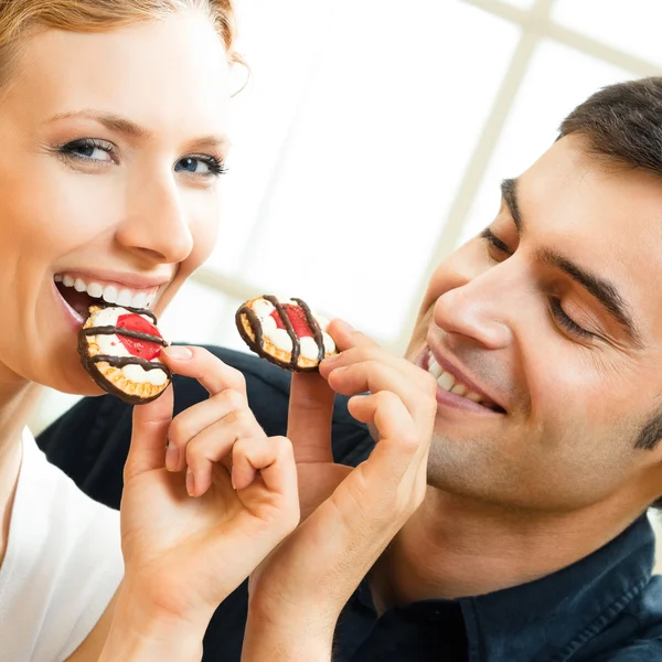 Couple eating cakes — Stock Photo, Image