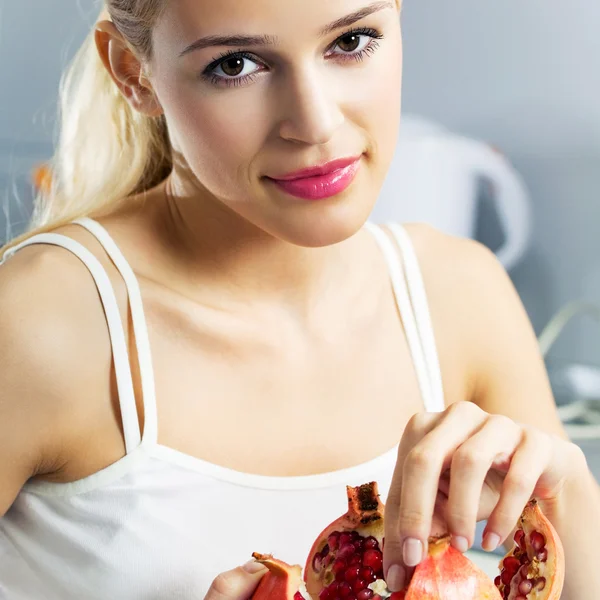 Ung kvinna med granatäpple — Stockfoto