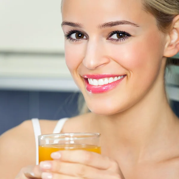 Mulher alegre com suco de laranja — Fotografia de Stock