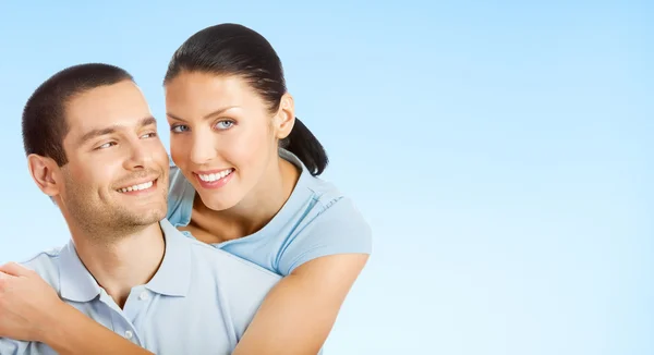 Alegre pareja joven, sobre azul — Foto de Stock