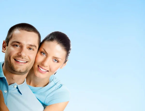 Jovem casal alegre, sobre azul — Fotografia de Stock