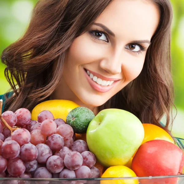 Mujer joven con frutas, al aire libre —  Fotos de Stock