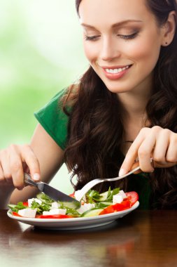 Tabak salata olan kadın